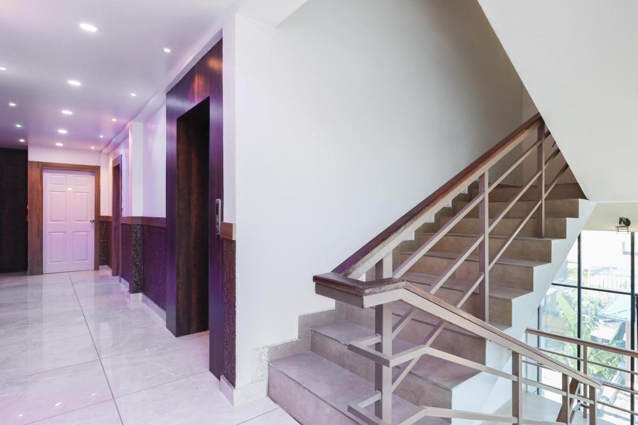 Capital O 71307 Feathers Hotel Kochi ภายนอก รูปภาพ