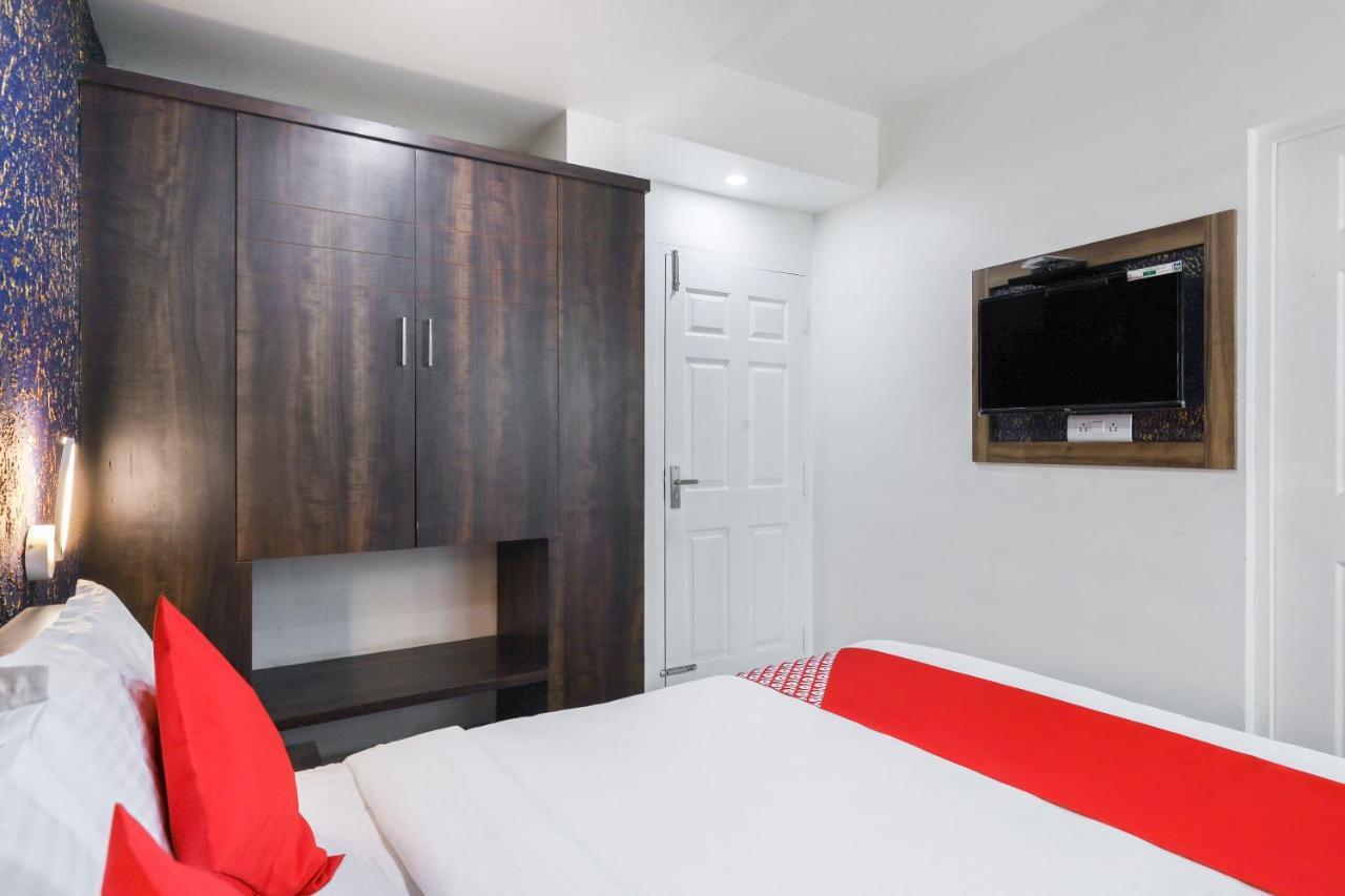 Capital O 71307 Feathers Hotel Kochi ภายนอก รูปภาพ