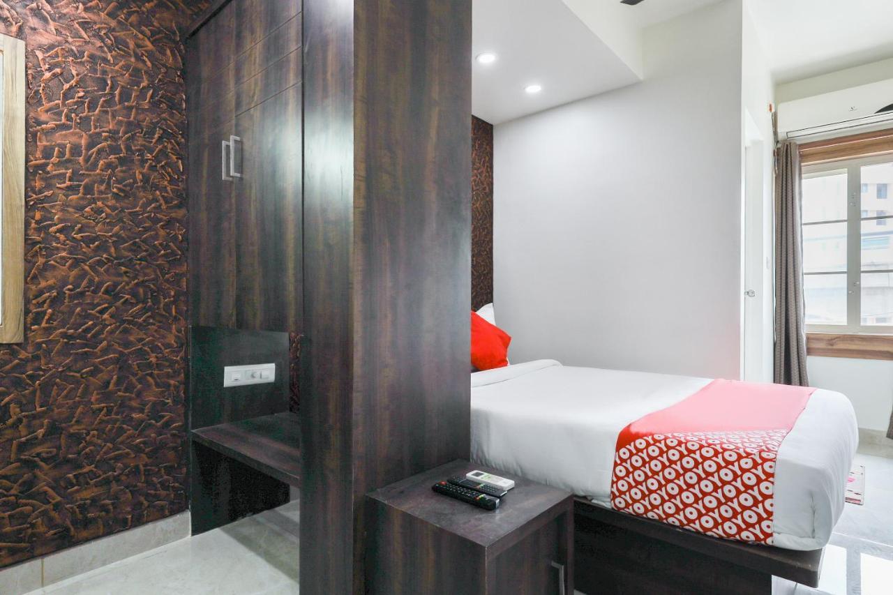 Capital O 71307 Feathers Hotel Kochi ภายนอก รูปภาพ
