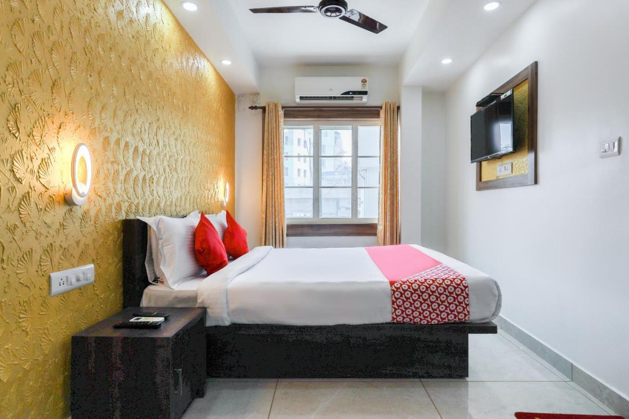 Capital O 71307 Feathers Hotel Kochi ภายนอก รูปภาพ