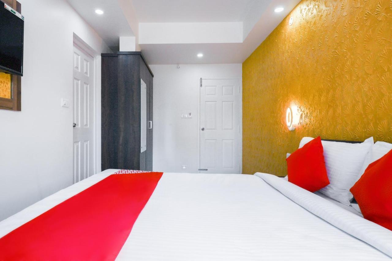 Capital O 71307 Feathers Hotel Kochi ภายนอก รูปภาพ