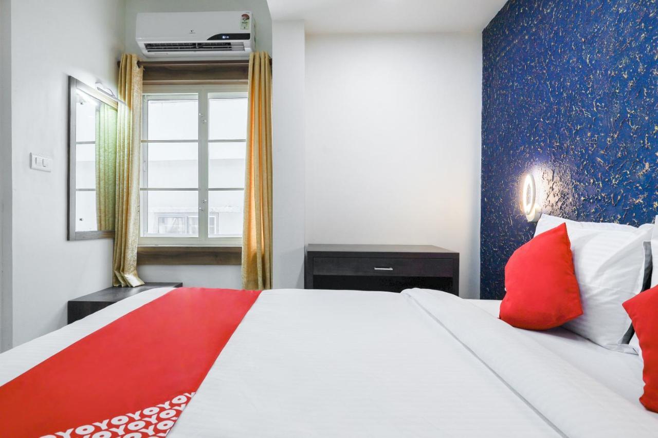 Capital O 71307 Feathers Hotel Kochi ภายนอก รูปภาพ