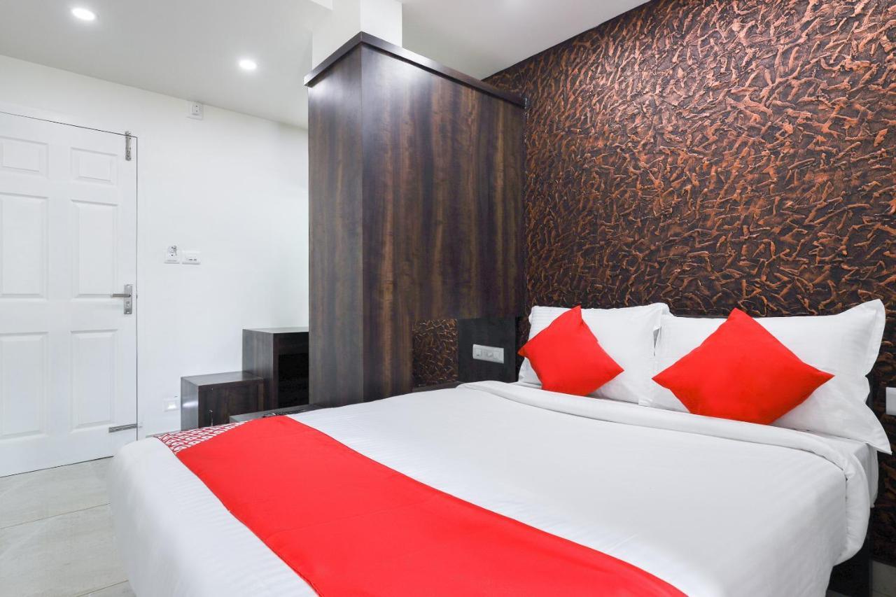 Capital O 71307 Feathers Hotel Kochi ภายนอก รูปภาพ