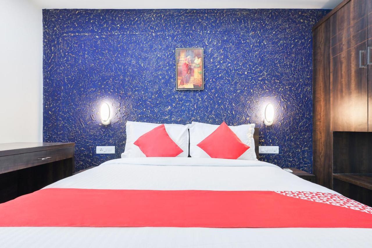 Capital O 71307 Feathers Hotel Kochi ภายนอก รูปภาพ